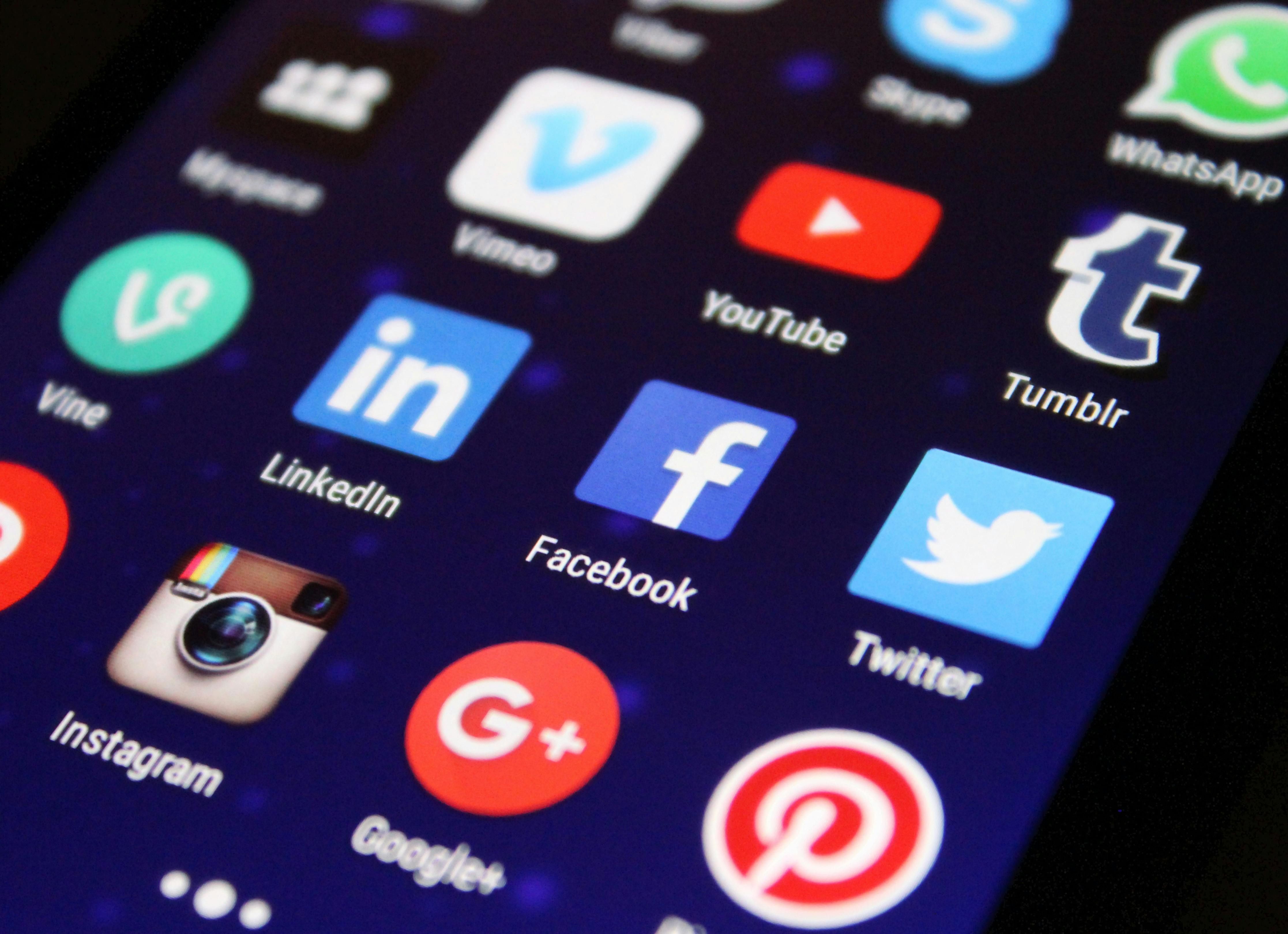 Kdo ovládá internet? TOP 5 sociálních sítí v roce 2025